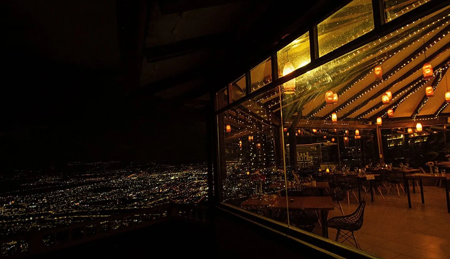 Cielito de noche, con la ciudad iluminada al fondo