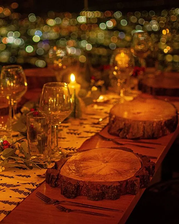 Mesa preparada para una celebración social